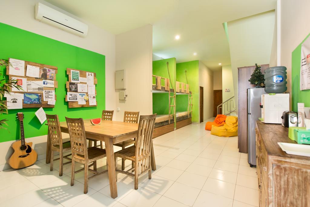 The Eco-Living Hostel Denpasar  Bagian luar foto