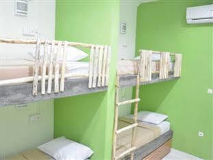 The Eco-Living Hostel Denpasar  Bagian luar foto